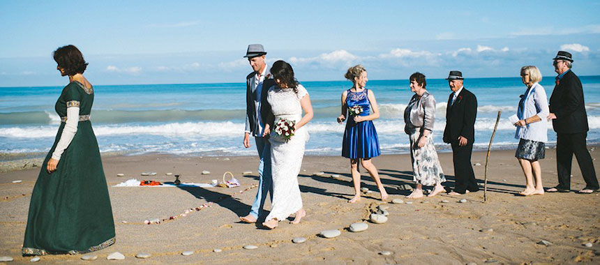 Cortège de mariage sur une plage